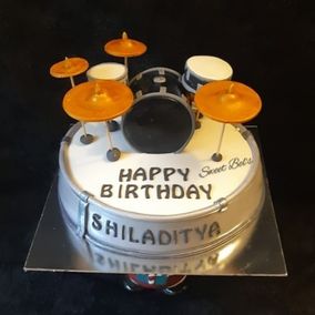 Home Baked designer Cakes and Muffins